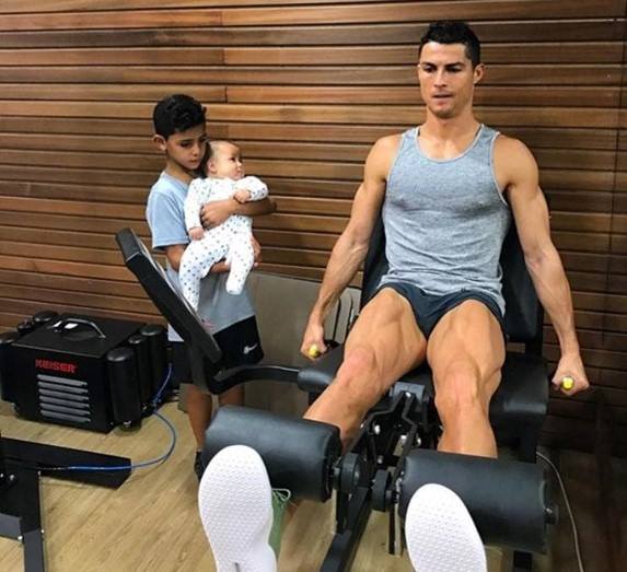 Ronaldo tập luyện mọi lúc mọi nơi ngay cả khi ở nhà