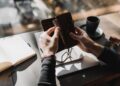 Đàn ông đích thực Khi rút ví phải nhanh như cao bồi rút súng