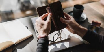 Đàn ông đích thực Khi rút ví phải nhanh như cao bồi rút súng