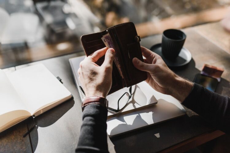 Đàn ông đích thực Khi rút ví phải nhanh như cao bồi rút súng