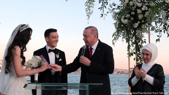 Mesut Ozil lấy vợ