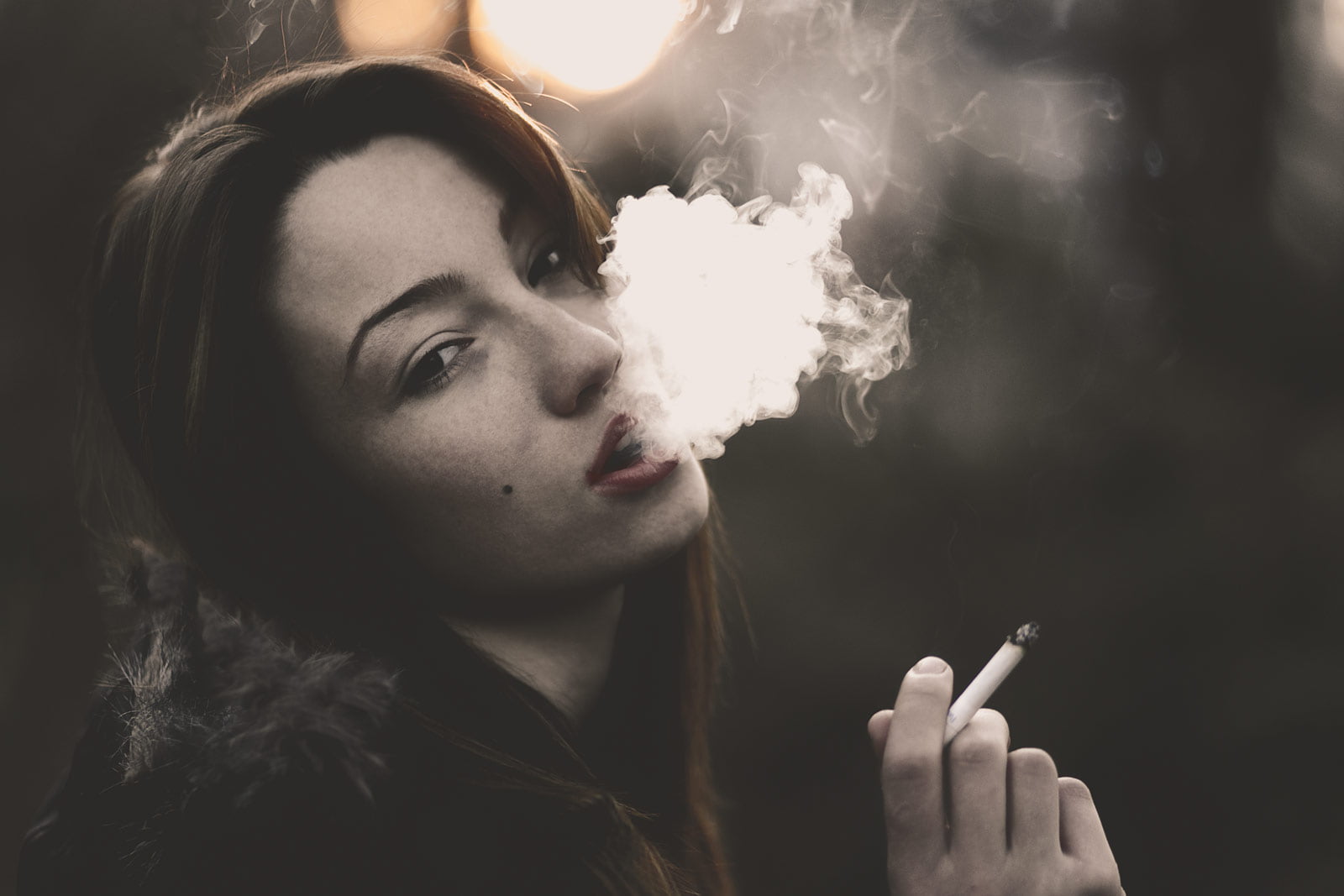 Smoke girl. Курение дым. Красивые сигареты. Человек выдыхает дым сигареты. Красивые курящие люди.