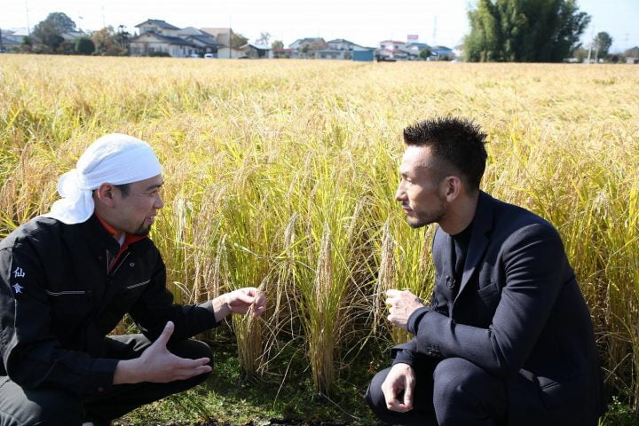 Nakata trò chuyện với một nông dân trên chuyến đi.