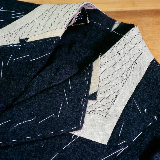 Bộ com lê hai mảnh bằng wool-flannel của Anderson & Sheppard đang hoàn thiện, giá 4.932 bảng