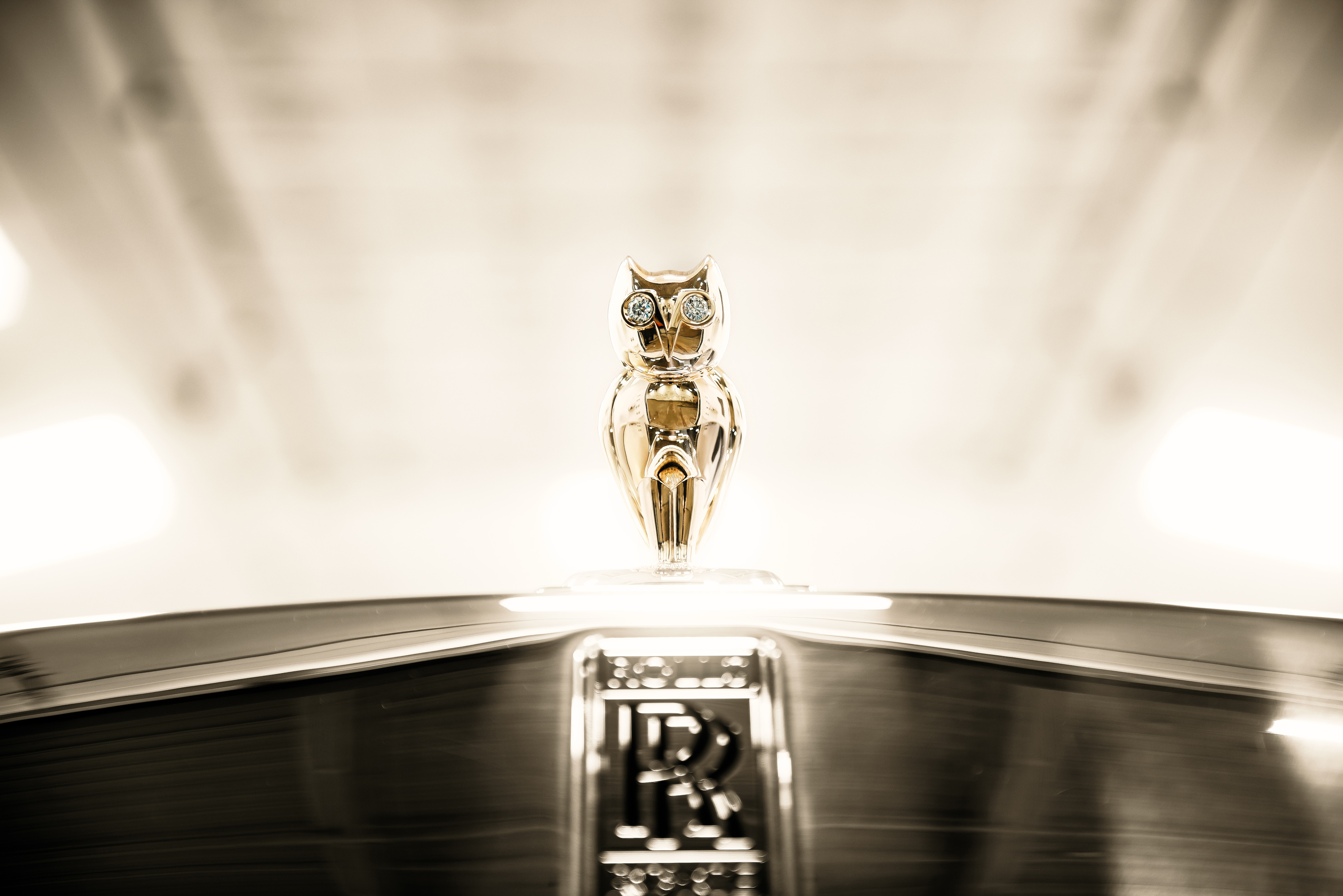 Logo Rolls-Royce Phantom 8 siêu xe cú vàng của Rapper Drake