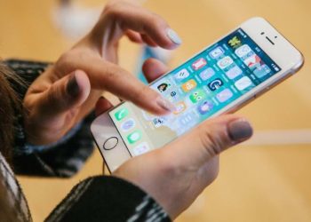 Apple treo thưởng triệu USD cho ai hack được iPhone, iPad