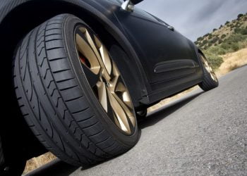 tại sao lốp xe ô tô lại có rãnh