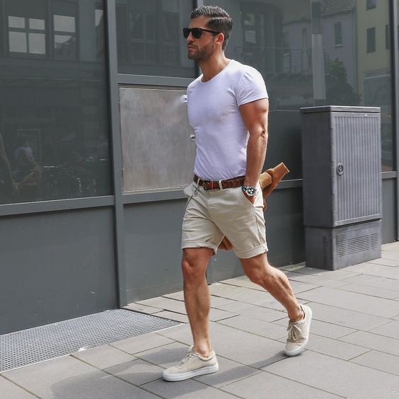 Áo phông nam trắng mặc với quần short