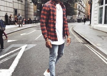 Áo phông trắng phối cùng quần jeans và áo flannel 2