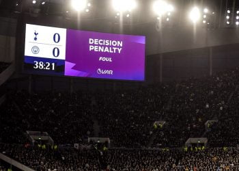 Khi VAR quyết định thay cho trọng tài ở Premier League