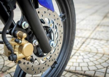 phanh dia xe may khong an