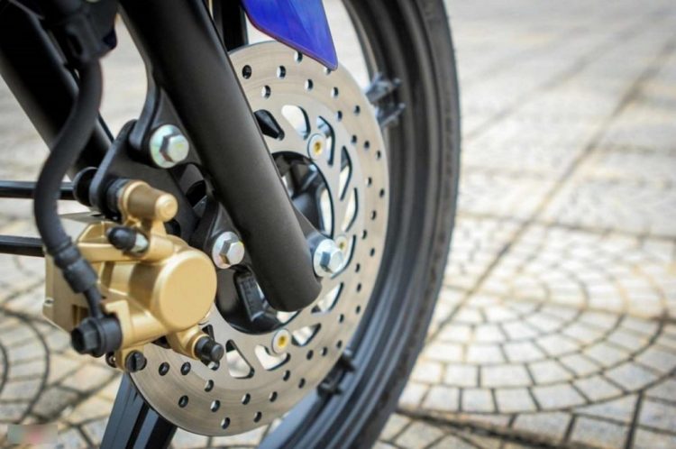 phanh dia xe may khong an