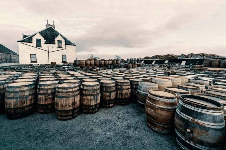 Các thùng rỗng chờ đổ rượu vào ủ tại Ardbeg, chủ yếu là ex-Bourbon.