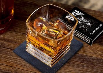co nen uong ruou whisky voi da