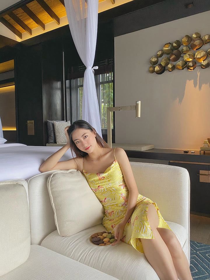 Hoa hậu Lương Thùy Linh diện bikini khoe chân dài 1,22 m
