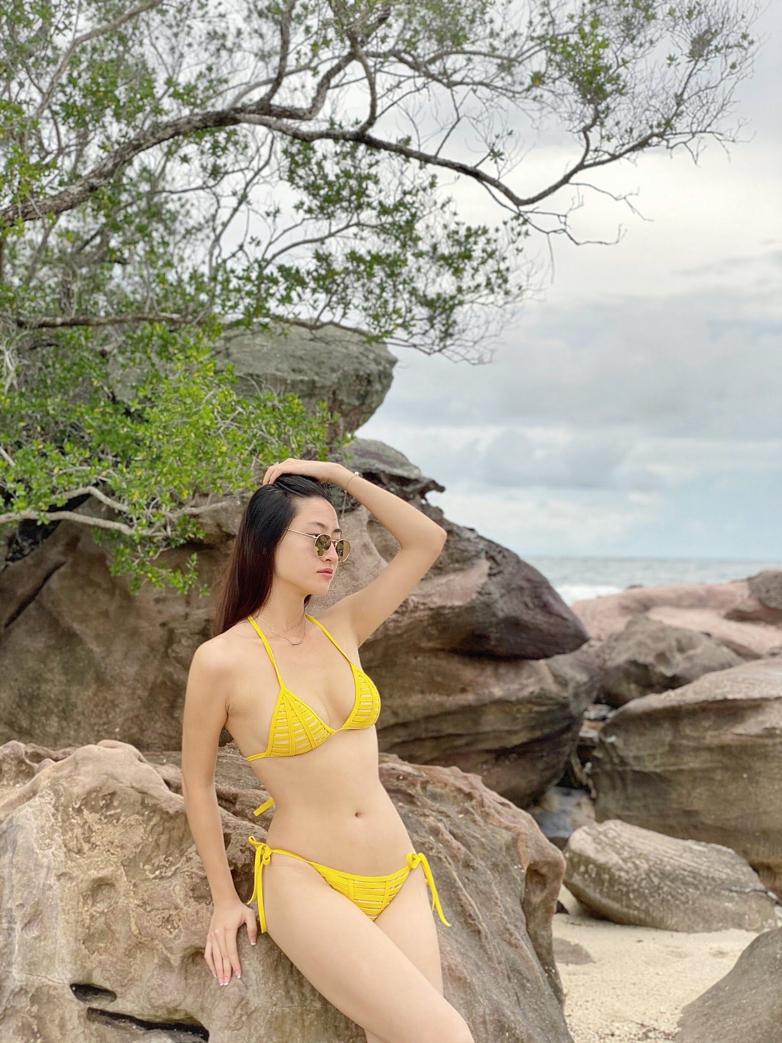 Hoa hậu Lương Thùy Linh diện bikini khoe chân dài 1,22 m