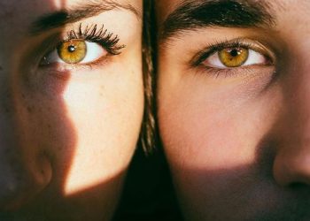 cach-giau-hinh-may-quay-trong-mat-dien-vien