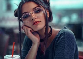 Đàn ông hơn nhau ở nụ cười của người phụ nữ đi cùng