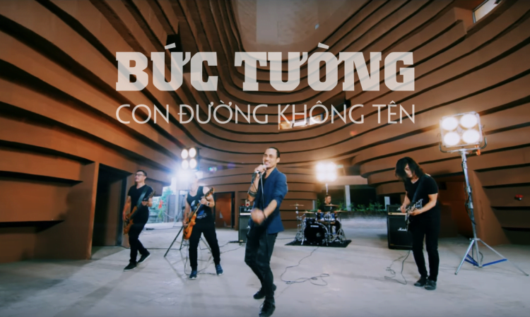 con duong khong ten buc tuong