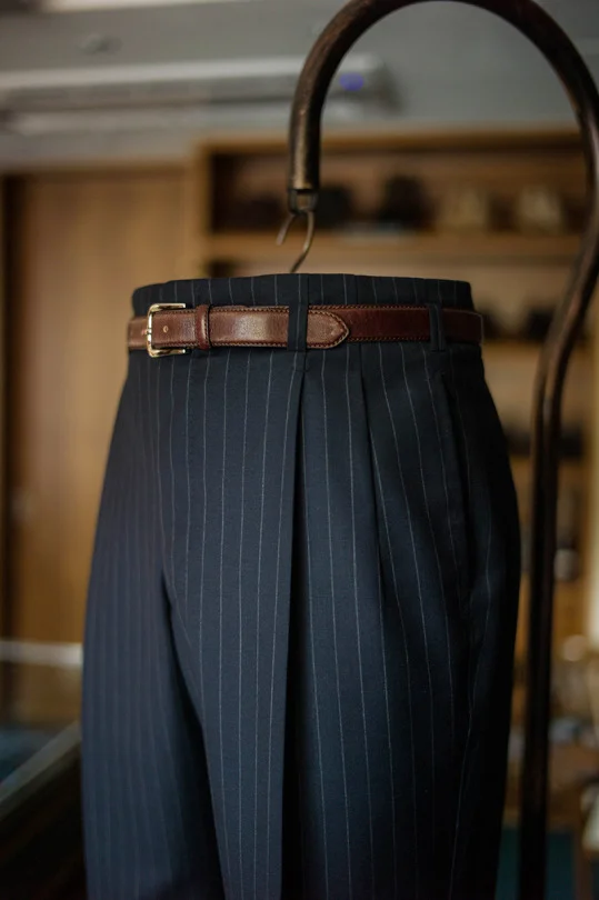 Quần ly ngược (reverse pleats)