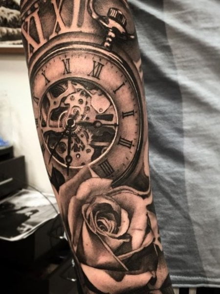 hình xăm hoa hồng và đồng hồ