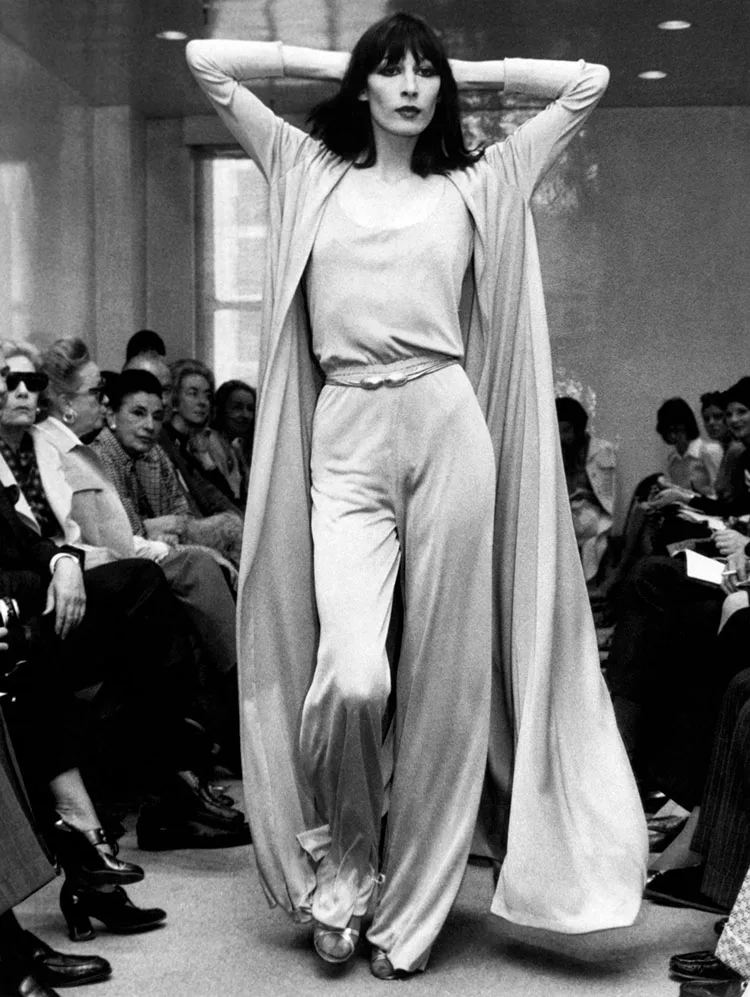 Angelica Huston catwalk cho Halston