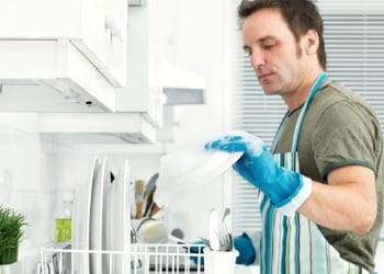 Đàn ông rửa bát