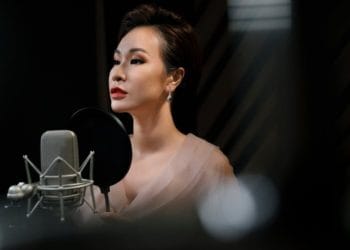 Lời bài hát giữa đại lộ đông tây lyrics uyên linh