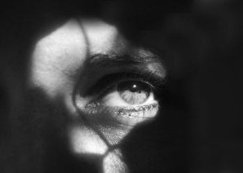 Nhìn qua lỗ khóa