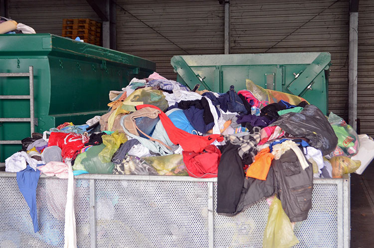 Quần áo đã qua sử dụng tại một cơ sở tái chế