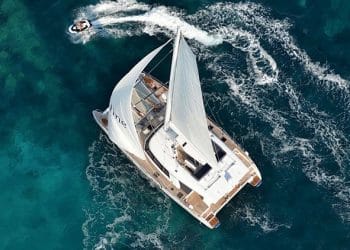 Thuyền buồm catamaran