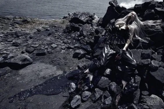 “Water and Oil” của Vogue Italia, 2010