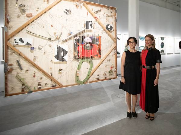Shubigi Rao với Lucy Liu tại triển lãm 2019 Unhomed Belongings ở Singapore.