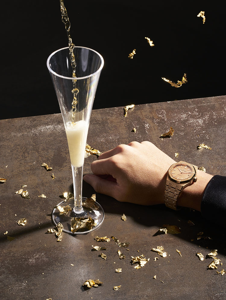 Audemars Piguet Royal Oak Frosted Gold Selfwinding Dịp ăn mừng thắng lợi với rượu và champagne