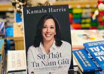 Kamala Harris Sự thật ta nắm giữ Một hành trình xuyên nước Mỹ
