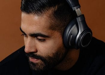 tác hại khi đeo tai nghe thường xuyên