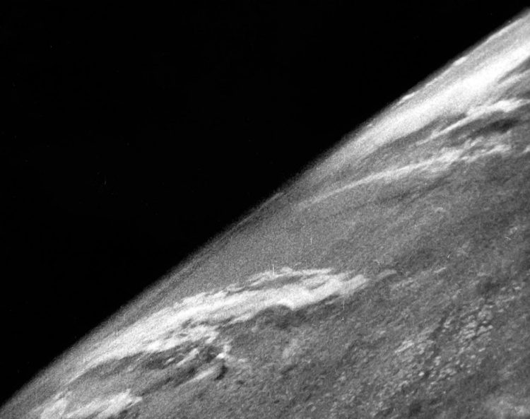 Bức ảnh chụp Trái đất đầu tiên