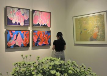 triển lãm tranh thu nghiêng