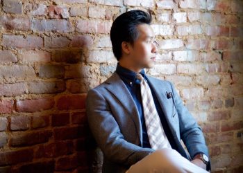 Sắc màu trang phục của nam giới Á Đông