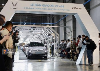 VinFast bàn giao lô xe ô tô điện VF e34 đầu tiên cho khách hàng