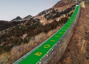 Bottega Veneta trên Vạn Lý Trường Thành: Ấn tượng hay màu mè?