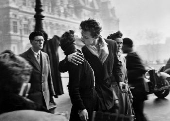 Ảnh hai người hôn nhau