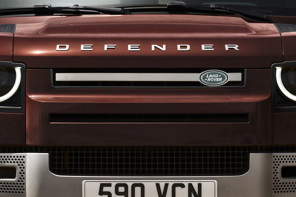 Land Rover Defender 130 mới
