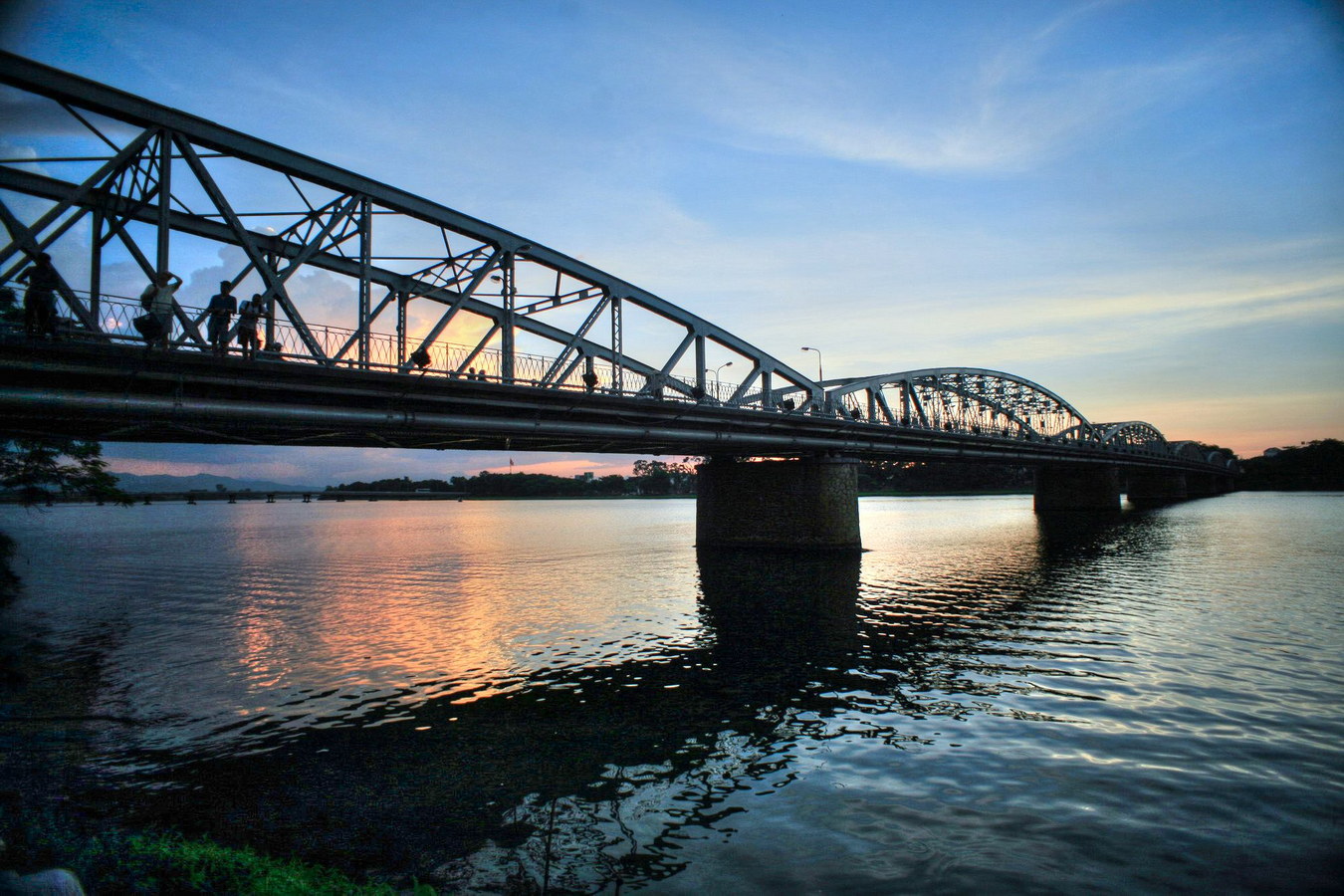 Huế - thành phố bên sông Hương