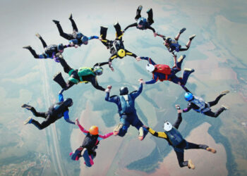 Có nên tổ chức teambuilding