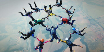 Có nên tổ chức teambuilding