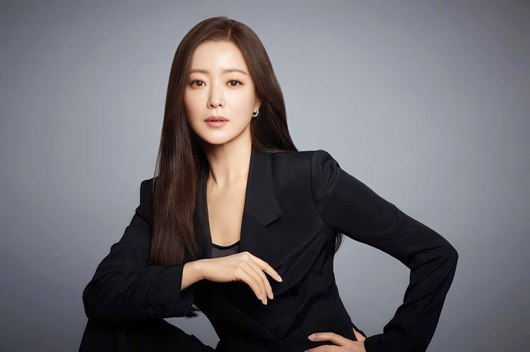 Kim Hee Sun ở tuổi 45