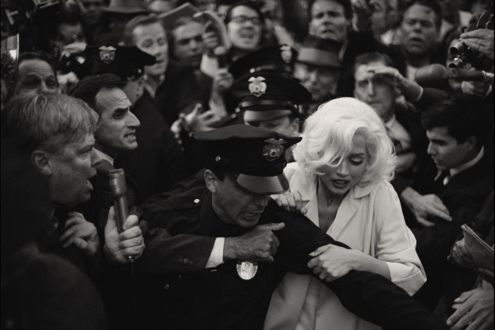 Blonde bộ phim 18+ về cuộc đời Marilyn Monroe
