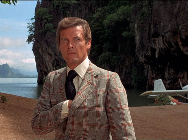 Áo khoác suit kẻ ca rô của James Bond trong Live And Let Die
