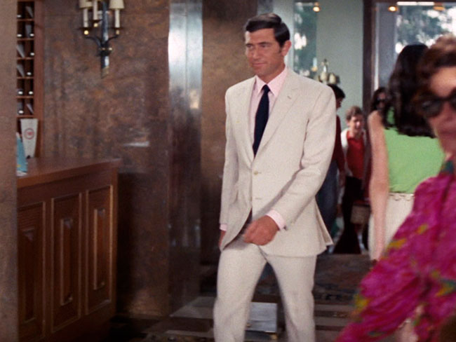 Suit màu kem của của James Bond trong On Her Majesty's Secret Service